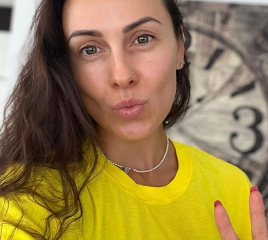 Діджейка Нана у спортлуці покрасувалася в карколомних йога-позах