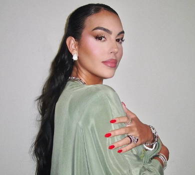 Наречена Роналду у смарагдовому спортлуці пожбурляла камінці з дітьми коло води