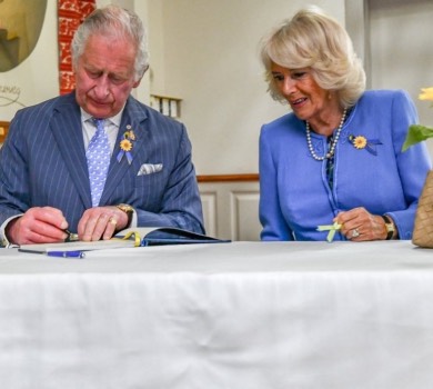 Принцу Чарльзу у Канаді подарували марку з русскім воєнним кораблем. ФОТО