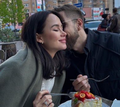 Довго не думали: вагітна Парфільєва попозувала з чоловіком та оголосила ім'я майбутнього сина