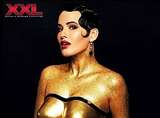 Цицьки Астаф’євої позолотили для календаря.ФОТО