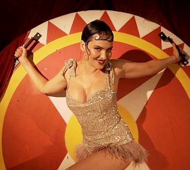 Астаф’єва у сріблястому купальнику стала актрисою ретро-цирку. ВІДЕО