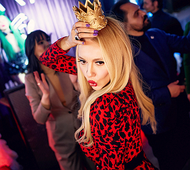 Несамовиті танці і торт з короною: ФОТО з гучної вечірки Олі Полякової