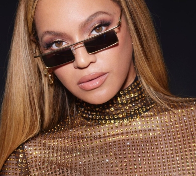 Бейонсе в прозорій золотавій сукні поспокушала майже голими грудьми