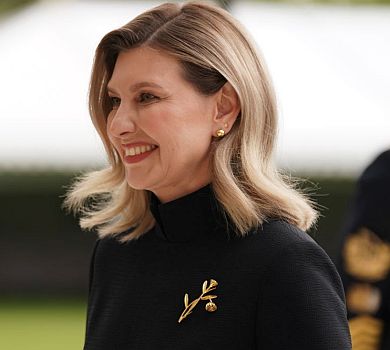 Зеленська в особливій брошці зазнімкувалася з Міддлтон у синьому та Байден у квіточках. ФОТО