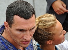 Вагітна наречена Кличка показала живіт. ФОТО