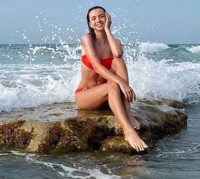 Настя Зінченко на Криті посвітила струнким тілом у хвилях