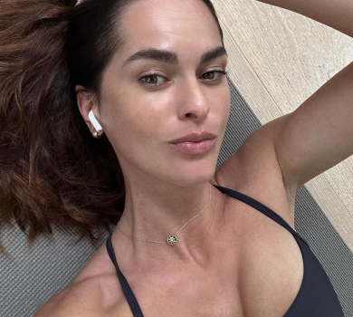 Стефанко з попою в піску показалася на пляжі в білому бікіні