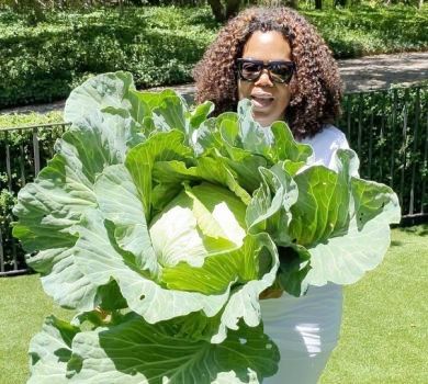 Карантин розкриває таланти: Опра Вінфрі виростила гігантську капусту
