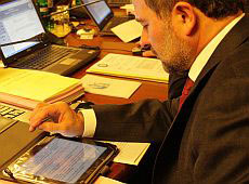 Балога носить свій модний iPad у кульочку?