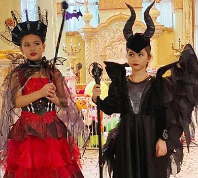 Камалія похвалилася своїми злими феями та апельсиновим декольте до пупа