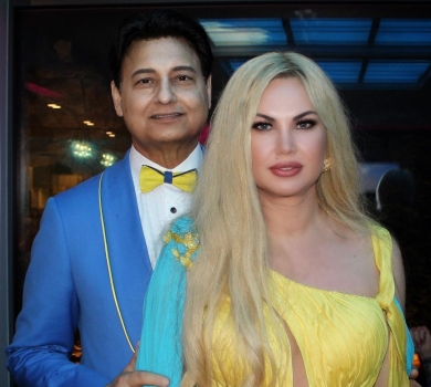 Камалія у басейні відзначила романтичну річницю з Захуром