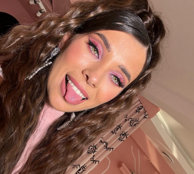 Неплях у купальнику та з келихом перевтілилася в Барбі. ФОТО