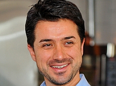 Чоловік Лорак уночі їсть сир, а вона лише нюхає