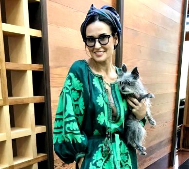Наше у Голлівуді: Демі Мур похвалилася новою вишиванкою українського бренду