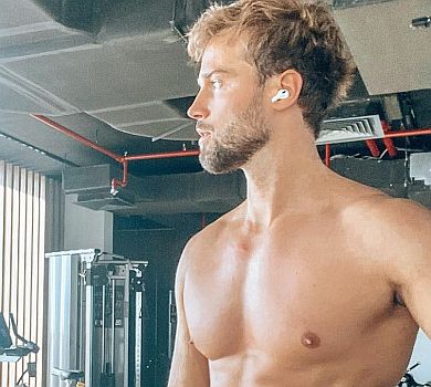 Холостяк Топольський похвалився оголеними м’язами і закликав качати прес