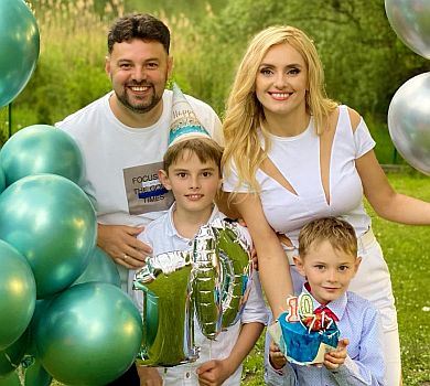 Федишин на тлі очерету попозувала з сином-ювіляром