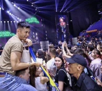 Під час концерту на підтримку України в Казахстані в активіста одібрали синьо-жовтий прапор