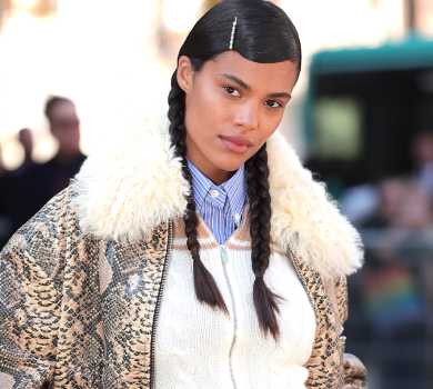 Хадід та Ратаковскі ледь прикрили груди, а Кунакі посвітила трусами на модному показі в Парижі. ФОТО