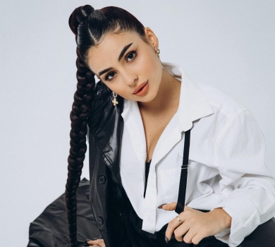 Млосний монохром: Трінчер посвітила бюстом у мереживі