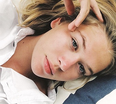 Дочка Брежнєвої в ретро-бікіні підставила тіло сонцю. ФОТО 