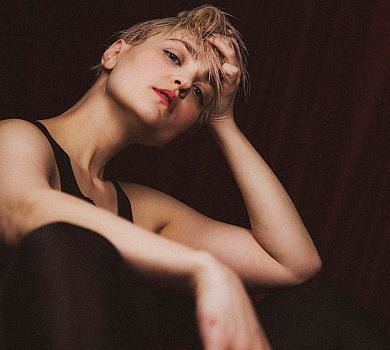 Кекелія у чорному показалася в млосних позах. ФОТО