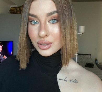 Донька Крук в екстремальному міні та ботфортах попозувала коло стіни