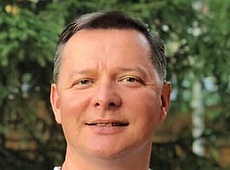 Іменинник Ляшко у шльопках закружляв жінку під шансон. ВІДЕО