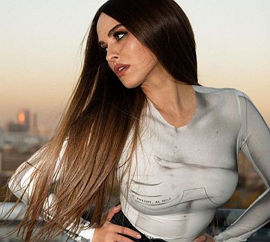 Довгокоса Астаф'єва попозувала на вечірньому паркінгу. ФОТО