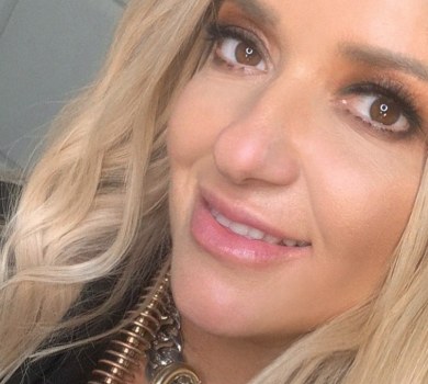 Могилевська у кросівках засвітила ніжки на київській набережній 