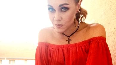 Вогняна романтика: Alyosha оголила плечі та живіт для луку вихідного дня