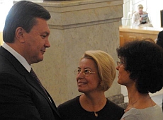Януковича і Шуфрича у Верховній Раді обліпили жінки 