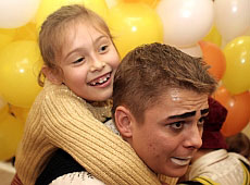 Онуки Ющенка осідлали клоунів. ФОТО