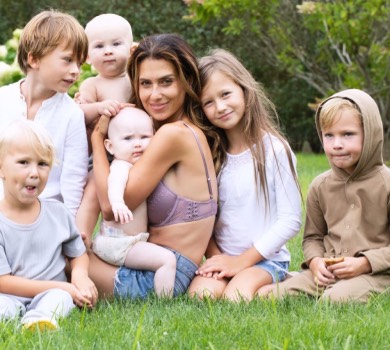 Хіларія Болдуїн показала, як її діти заробляють пародіями на The Beatles. ВІДЕО