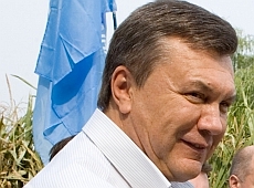 Януковичу подарували квіти, Біблію та повагу 