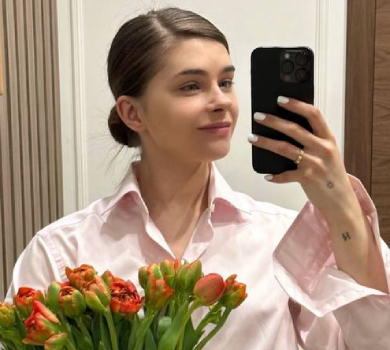 Дружина Остапчука в шортах і топіку похизувалася талією у спортзалі