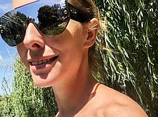 Осадча у куцих шортиках здійснила подорож у дитинство