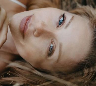 Уперше за час війни: Кароль млосно попозувала у траві. ФОТО 