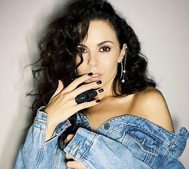 Каменських у пікантній позі поміркувала про красу шкіри