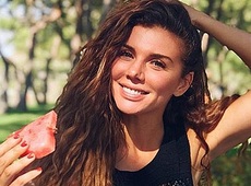 Седокова в купальнику розказала про заборону показувати дочку в мережі