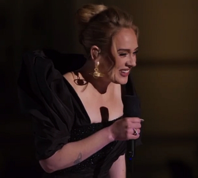 Адель єднає серця: співачка під час концерту помогла фанові освідчитися коханій. ВІДЕО