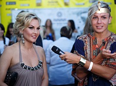 Камалія без бюстгальтера зводила на моду маму з голими колінцями 