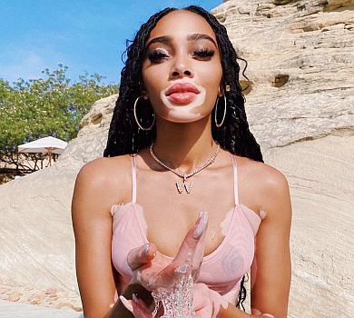 Модель Вінні Харлоу посвітила сосками в напівпрозорому купальнику