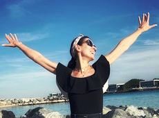 Єфросиніна з ОАЕ показала пози в купальнику біля пальм та свою їжу