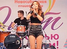 З курки Лорак кепкують у мережі. ВІДЕО