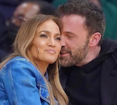 Солодка парочка: Аффлека та Лопес підловили за ніжностями під час баскетбольного матчу