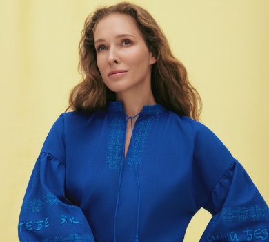 Льон, символи надії та закодовані слова: Осадча з українським брендом представили патріотичну колекцію одягу