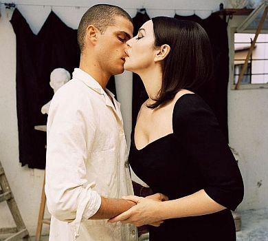 Моніка Белуччі у глянці стала музою для молодого митця без штанів