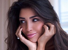 Дімопулос із голими стегнами закликала залишатися вірними собі