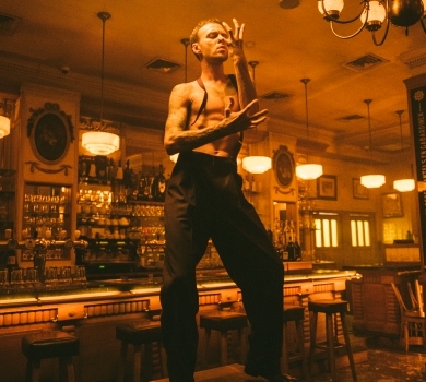 Напівоголений Барських влаштував брудні танці в новому кліпі Бадоєва. ВІДЕО